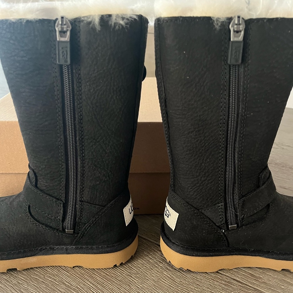 UGG Australia girls Kensington black leather boot with zipper. Size 10 NEW - Picture 4 of 4